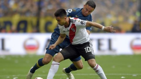 Leonardo Jara of Argentina's Boca Juniors fights for the ball with Gonzalo Martinez of Argentina's River Plate during the first leg soccer match of the Copa Libertadores final in Buenos Aires, Argentina, Sunday, Nov. 11, 2018. (AP Photo/Gustavo Garello)