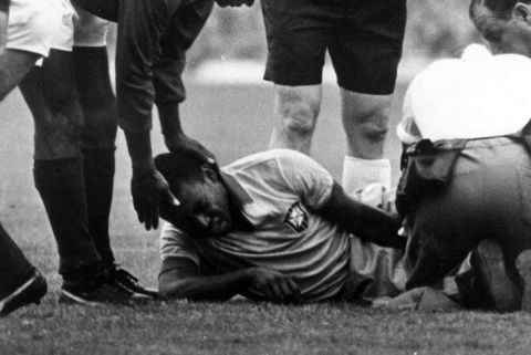 Ο Πελέ τραυματίας μετά από τάκλιν σε ματς κόντρα στην Πορτογαλία στο Μουντιάλ της Αγγλίας. Δίπλα του ο Εουσέμπιο