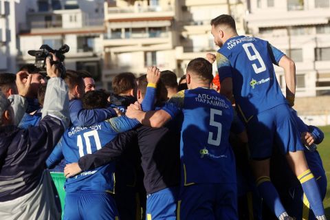 Οι παίκτες του Απόλλωνα Παραλιμνίου πανηγυρίζουν την πρόκριση στους "8" του Κυπέλλου Ελλάδας