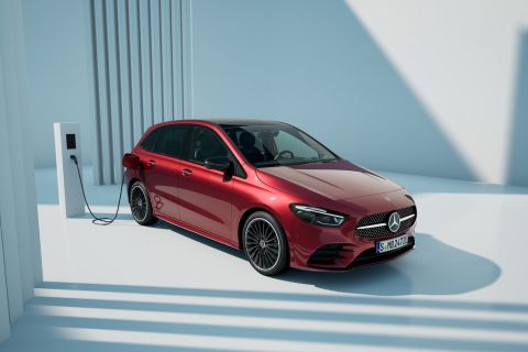 Mercedes-Benz B 250 e, fuel consumption combined, weighted (WLTP) 1,2-0,9 l/100 km, electric energy consumption combined, weighted (WLTP) 17.4-15.4 kWh/100km, CO2 emissions combined, weighted (WLTP) 27-20 g/km; exterior: patagonia red MANUFAKTUR, AMG line 

Mercedes-Benz B 250 e, fuel consumption combined, weighted (WLTP) 1,2-0,9 l/100 km, electric energy consumption combined, weighted (WLTP) 17.4-15.4 kWh/100km, CO2 emissions combined, weighted (WLTP) 27-20 g/km; exterior: patagonia red MANUFAKTUR, AMG line;Fuel consumption combined, weighted (WLTP) 1,2-0,9 l/100 km, electric energy consumption combined, weighted (WLTP) 17.4-15.4 kWh/100km, CO2 emissions combined, weighted (WLTP) 27-20 g/km*