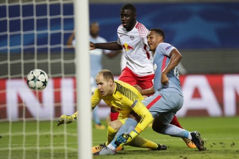Monaco's Youri Tielemans, right scores his side's first goal during the Champions League Group G first leg soccer match between RB Leipzig and AS Monaco FC in Leipzig, Germany, Wednesday, Sept. 13, 2017. Left are Leipzig goalkeeper Peter Gulacsi and center Leipzig's Dayot Upamecano. (AP Photo/Michael Sohn)