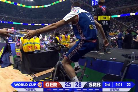 MundoBasket 2023, Γερμανία - Σερβία: Τραυματίστηκε ο Ντόμπριτς και έφυγε υποβασταζόμενος 2'20" μετά την έναρξη του τελικού