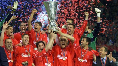 Liverpool's Robbie Fowler (C left) and Sami Hyypia (C right) lift the UEFA Cup after winning the final against Deportivo Alaves at Dortmund's Westfalen stadium May 16, 2001. Liverpool won a thriller 5-4 after extra time.    REUTERS/Ian Hodgson