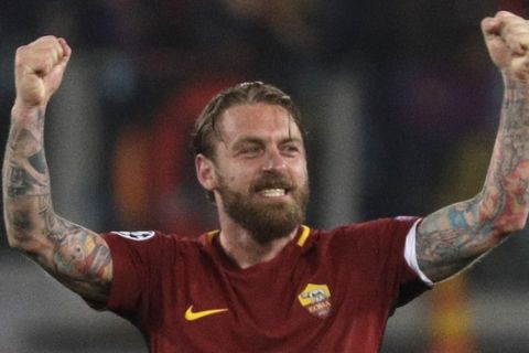 Roma's Daniele De Rossi celebrates reaching the semifinals after the Champions League quarterfinal second leg soccer match between between Roma and FC Barcelona, at Rome's Olympic Stadium, Tuesday, April 10, 2018. (AP Photo/Gregorio Borgia)