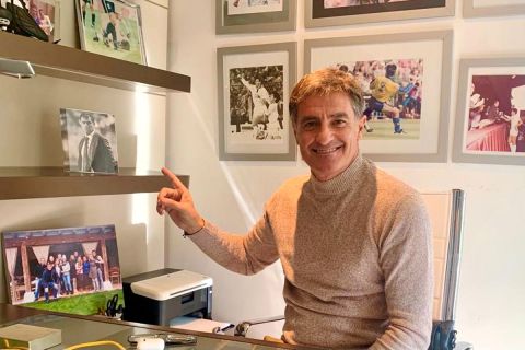 Ο Μίτσελ στο γραφείο του, δείχνει τη φωτογραφία του από τον αγώνα του Ολυμπιακού με την Μπενφίκα στο "Ντα Λουζ" (Δεκέμβριος 2020). 