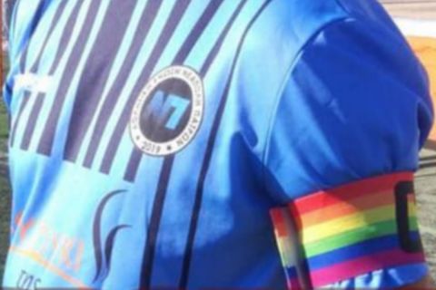Η Νεάπολη Πατρών φόρεσε περιβραχιόνιο για τη ΛΟΑΤΚΙ κοινότητα