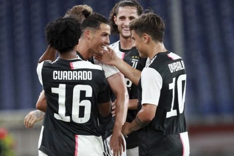 Ο Κριστιάνο Ρονάλντο πανηγυρίζει μαζί με συμπαίκτες του γκολ με τη φανέλα της Γιουβέντους κόντρα στην Τζένοα για την Serie A