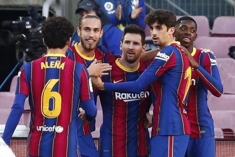 Οι παίκτες της Μπαρτσελόνα πανηγυρίζουν γκολ απέναντι στην Οσασούνα για την 11η αγωνιστική της La Liga στο Καμπ Νόους