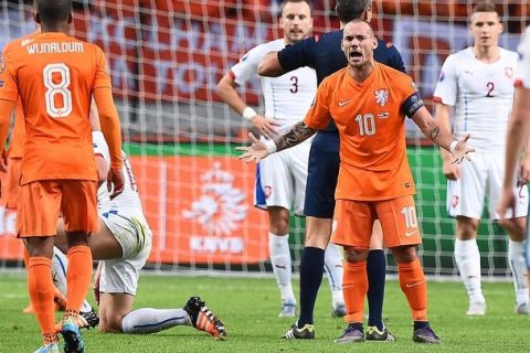 Netherlands' Wesley Sneijder (C) reacts during the Euro 2016 qualifying football match between The Netherlands andCzech Republic at the Amsterdam Arena in Amsterdam, October 13, 2015. AFP PHOTO/Emmanuel Dunand        (Photo credit should read EMMANUEL DUNAND/AFP/Getty Images)