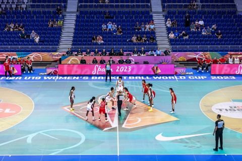 Παγκόσμιο Γυναικών U19: Εντυπωσιακές εικόνες από τον ιστορικό πρώτο αγώνα μπάσκετ σε γυάλινο δάπεδο