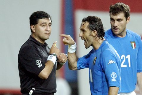 Ο Άντζελο ντι Λίβιο της Ιταλίας διαμαρτύρεται στον διαιτητή Μπάιρον Μορένο του αγώνα με τη Νότια Κορέα για τη φάση των 16 του Παγκοσμίου Κυπέλλου 2002, Νταετζέον | Δευτέρα 18 Ιουνίου 2002