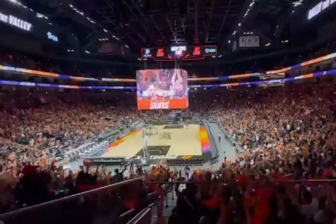 Ο κόσμος των Σανς έχει γεμίσει την "Phoenix Suns Arena"