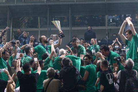 Οι παίκτες του Παναθηναϊκού πανηγυρίζουν την κατάκτηση του Λιγκ Καπ | 13 Μαΐου 