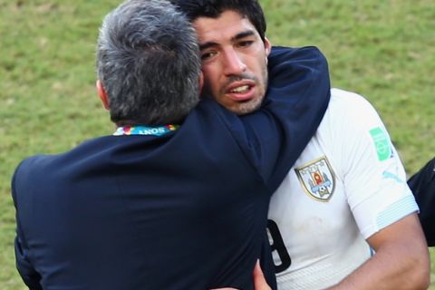 NATAL, BRAZIL - JUNE 24:  Head coach Oscar Tabarez of Uruguay hugs Luis Suarez after a 1-0 victory over Italy during the 2014 FIFA World Cup Brazil Group D match between Italy and Uruguay at Estadio das Dunas on June 24, 2014 in Natal, Brazil.  (Photo by Julian Finney/Getty Images)