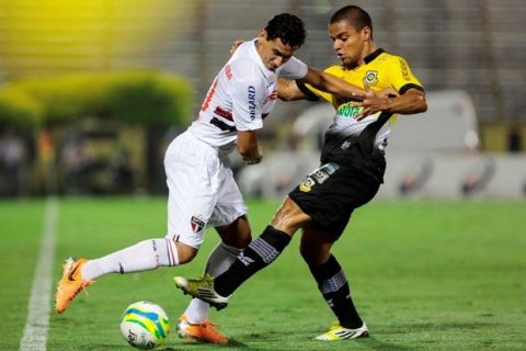 Ganso disputa jogada com Dudu no empate entre São Bernardo e São Paulo