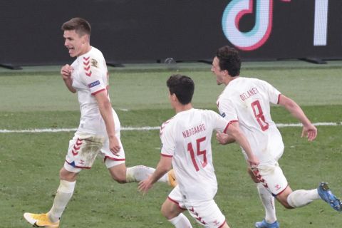 Οι παίκτες της Δανίας πανηγυρίζουν το γκολ του Μάλε κόντρα στη Ρωσία