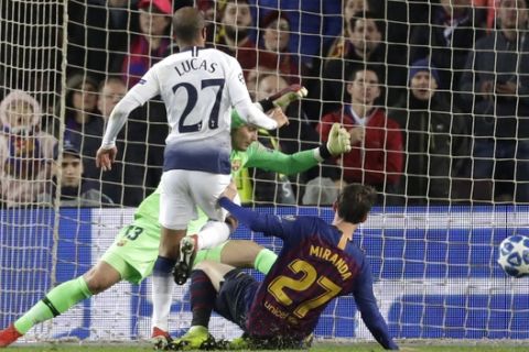 Tottenham midfielder Lucas Moura, left, scores his side's first goal during the Champions League group B soccer match between FC Barcelona and Tottenham Hotspur at the Camp Nou stadium in Barcelona, Spain, Tuesday, Dec. 11, 2018. (AP Photo/Emilio Morenatti)