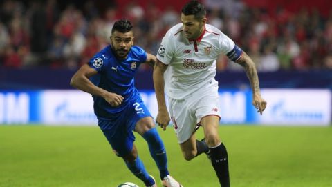 Zagreb's El Arabi Hilal Soudani, left, challenges for the ball with Sevilla's Vitolo during a Group H Champions League soccer match between Sevilla and Dinamo Zagreb at the Ramon Sanchez-Pizjuan stadium in Seville, Spain Wednesday Nov. 2, 2016. (AP Photo/Miguel Angel Morenatti)