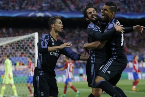Real Madrid's Isco, center, celebrates with his teammates after scoring a goal during the Champions League semifinal second leg soccer match between Atletico Madrid and Real Madrid at the Vicente Calderon stadium in Madrid, Wednesday, May 10, 2017. (AP Photo/Francisco Seco)