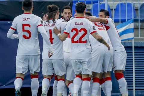 Οι παίκτες της εθνικής Τουρκίας πανηγυρίζουν γκολ κόντρα στην Νορβηγία για τα προκριματικά του Παγκοσμίου Κυπέλλου