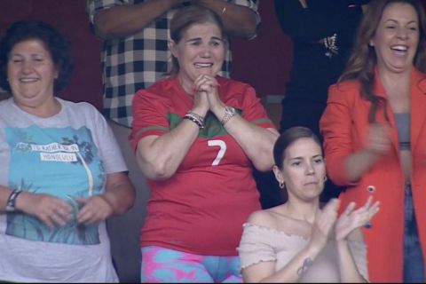 Πορτογαλία - Ελβετία: Η μητέρα του Ρονάλντο πανηγύρισε γκολ του με δάκρυα από την κερκίδα