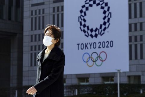 Γυναίκα περπατά με μάσκα στους δρόμους του Τόκιο
