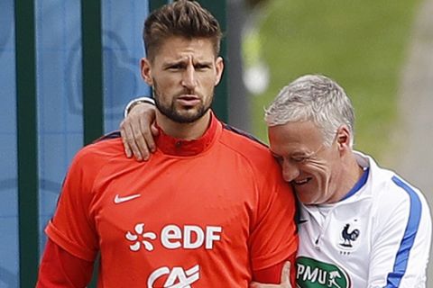 France goalkeeper Benoit Costil, left, and France coach Didier Deschamps attend a training session at the stadium in Clairefontaine, France, Monday, July 4, 2016. France faces Germany in a Euro 2016 Soccer Championship semifinal soccer  match on Thursday, July 7, 2016 in Marseille. (AP Photo/Frank Augstein)