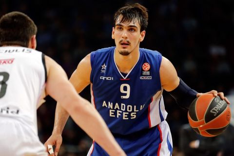ISTANBUL, TURKEY - APRIL 23: Dario Saric, #9 of Anadolu Efes Istanbul in action during the 2014-2015 Turkish Airlines Euroleague Basketball Play Off Game 4 between Anadolu Efes Istanbul v Real Madrid at Abdi Ipekci Arena on April 23, 2015 in Istanbul, Turkey.  (Photo by Aykut Akici/EB via Getty Images)
