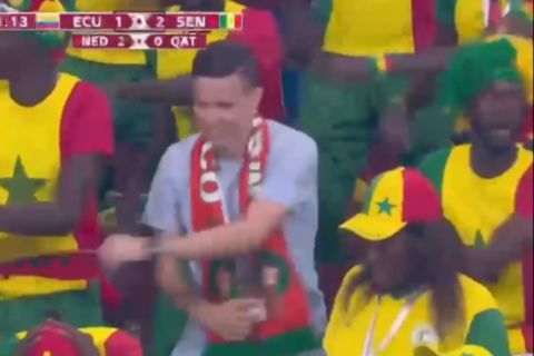 Μαροκινός οπαδός χορεύει και πανηγυρίζει μαζί με Σενεγαλέζους
