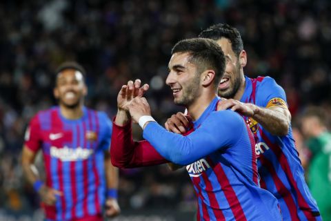 Ο Φεράν Τόρες της Μπαρτσελόνα πανηγυρίζει γκολ που σημείωσε κόντρα στην Οσασούνα για τη La Liga 2021-2022 στο "Καμπ Νόου", Βαρκελώνη | Κυριακή 13 Μαρτίου 2022