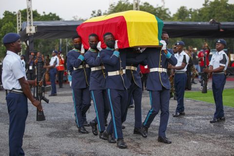 Το φέρετρο του Κριστιάν Ατσού τυλιγμένο με τη σημαία της Γκάνας