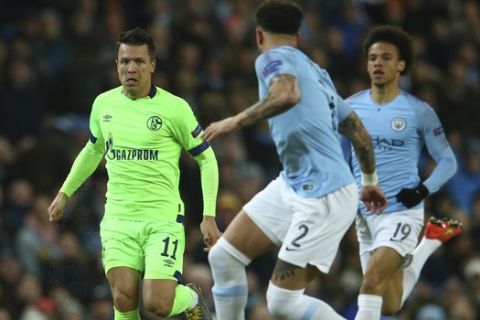 Schalke's Yevhen Konoplyanka, left, controls the ball ahead of Manchester City's Kyle Walker during the Champions League round of 16 second leg, soccer match between Manchester City and Schalke 04 at Etihad stadium in Manchester, England, Tuesday, March 12, 2019. (AP Photo/Dave Thompson)
