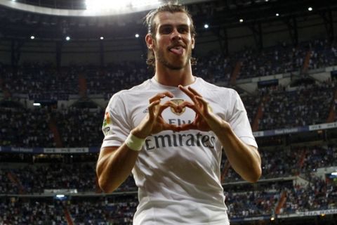 Partido de Liga entre el Real Madrid y el Betis en el Bernabéu. En la imagen, Bale celebra su segundo gol. 

Spanish League match between Real Madrid and Betis. In this picture, Bale celebrates his second goal.