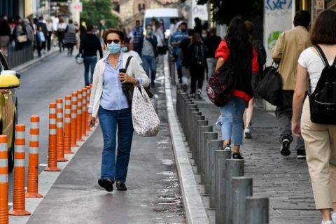 Στιγμιότυπα από τη χρήσης μάσκας σε εξωτερικούς χώρους στο κέντρο της Αθήνας στις 30 Οκτωβρίου 2020