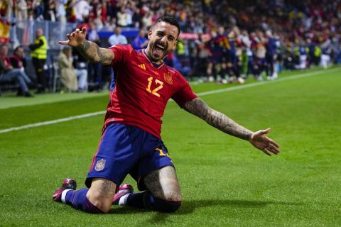 Ο Χοσέλου πανηγυρίζει ένα από τα γκολ που σημείωσε με την Ισπανία