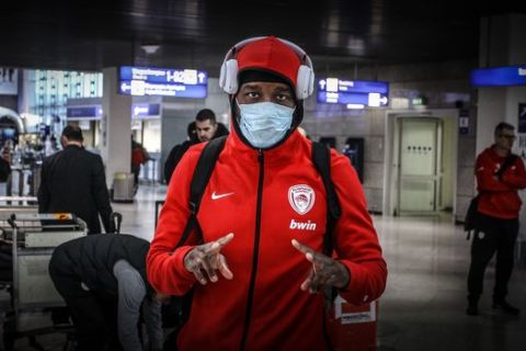 Κορονοϊός: Με μάσκες κάποιοι παίκτες του Ολυμπιακού στο αεροδρόμιο ενόψει Αρμάνι Μιλάνο