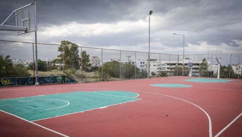 Ανοιχτό γήπεδο στη Γλυφάδα, με τα στεφάνια να έχουν αφαιρεθεί εξαιτίας της πανδημίας