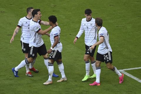 Οι παίκτες της Γερμανίας πανηγυρίζουν γκολ κόντρα στην Πορτογαλία σε παιχνίδι για τα τελικά του Euro 2020