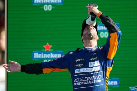 Ο Ντάνιελ Ρικιάρντο πανηγυρίζει τον θρίαμβό του στο GP Ιταλίας