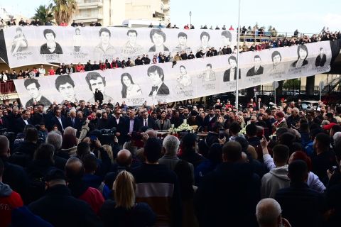 Πλήθος κόσμου στο Καραϊσκάκη στο μνημόσυνο για τη συμπλήρωση 43 ετών από την τραγωδία της Θύρας 7 