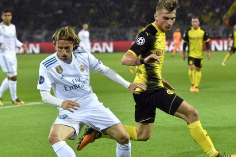 Real Madrid's Luka Modric, left, and Dortmund's Maximilian Philipp, right, challenge for the ball during the Champions League group H soccer match between Borussia Dortmund and Real Madrid CF in Dortmund, Germany, Tuesday, Sept. 26, 2017. (AP Photo/Martin Meissner)