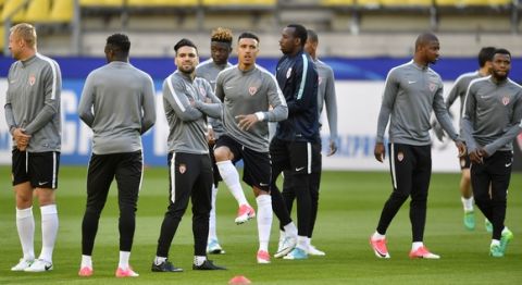 Monaco's Falcao, center, exercises with the team during a training session prior the Champions League quarterfinal, first leg, soccer match between Borussia Dortmund and AS Monaco at the stadium in Dortmund, Germany, Monday, April 10, 2017. (AP Photo/Martin Meissner)