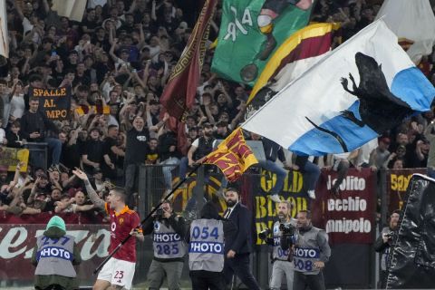Ο πανηγυρισμός του Τζανλούκα Μαντσίνι μετά από το γκολ του με την Ρόμα κόντρα στην Λάτσιο | 6 Απριλίου 2024