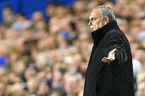 Chelsea's manager Avram Grant gestures during their Champions League quarter-final second leg soccer match against Fenerbahce at Stamford Bridge in London April 8, 2008.  REUTERS/Alessia Pierdomenico (BRITAIN)