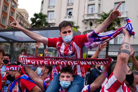 Φίλαθλοι της Ατλέτικο πανηγυρίζουν την κατάκτηση της La Liga 2020-2021 στους δρόμους της Μαδρίτης | Σάββατο 22 Μαΐου 2021