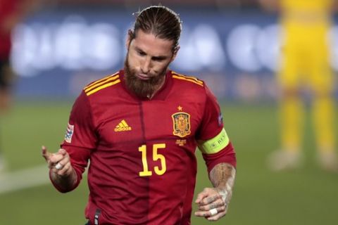 Ο Σέρχιο Ράμος πανηγυρίζει το γκολ του με την Ισπανία απέναντι στην Ουκρανία για το Nations League
