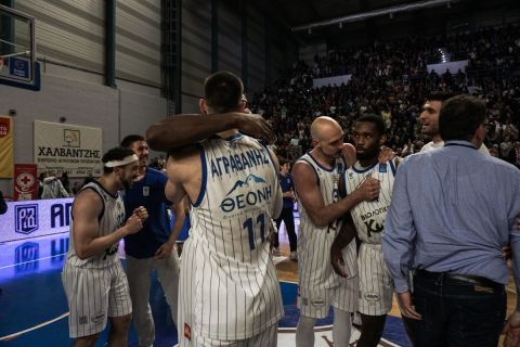 Καρδίτσα: Ο Μπουρούσης στο γραφείο της γραμματείας και οι παίκτες ένα κουβάρι μετά τη νίκη παραμονής στην Basket League