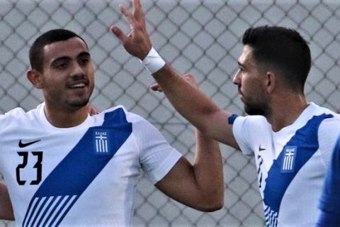 Γιακουμάκης και Μπακασέτας πανηγυρίζουν γκολ του πρώτου στο φιλικό Ελλάδα - Κύπρος