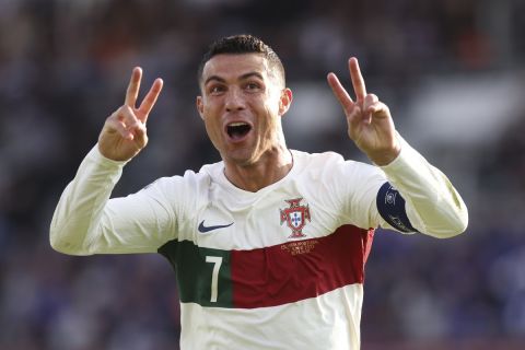 Ο Κριστιάνο Ρονάλντο πανηγυρίζει γκολ του με τη φανέλα της Πορτογαλίας