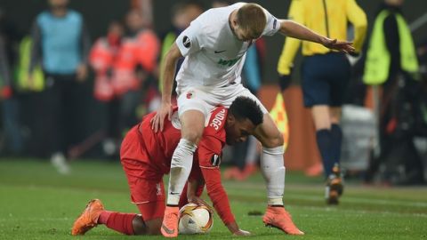 AUGSBURG, GERMANY - FEBRUARY 18: Daniel Sturridge of Liverpool and Ragnar Klavan of Augsburg compete for the ball during the UEFA Europa League round of 32 first leg match between FC Augsburg and Liverpool at WWK-Arena on February 18, 2016 in Augsburg, Germany.  (Photo by Matthias Hangst/Bongarts/Getty Images)